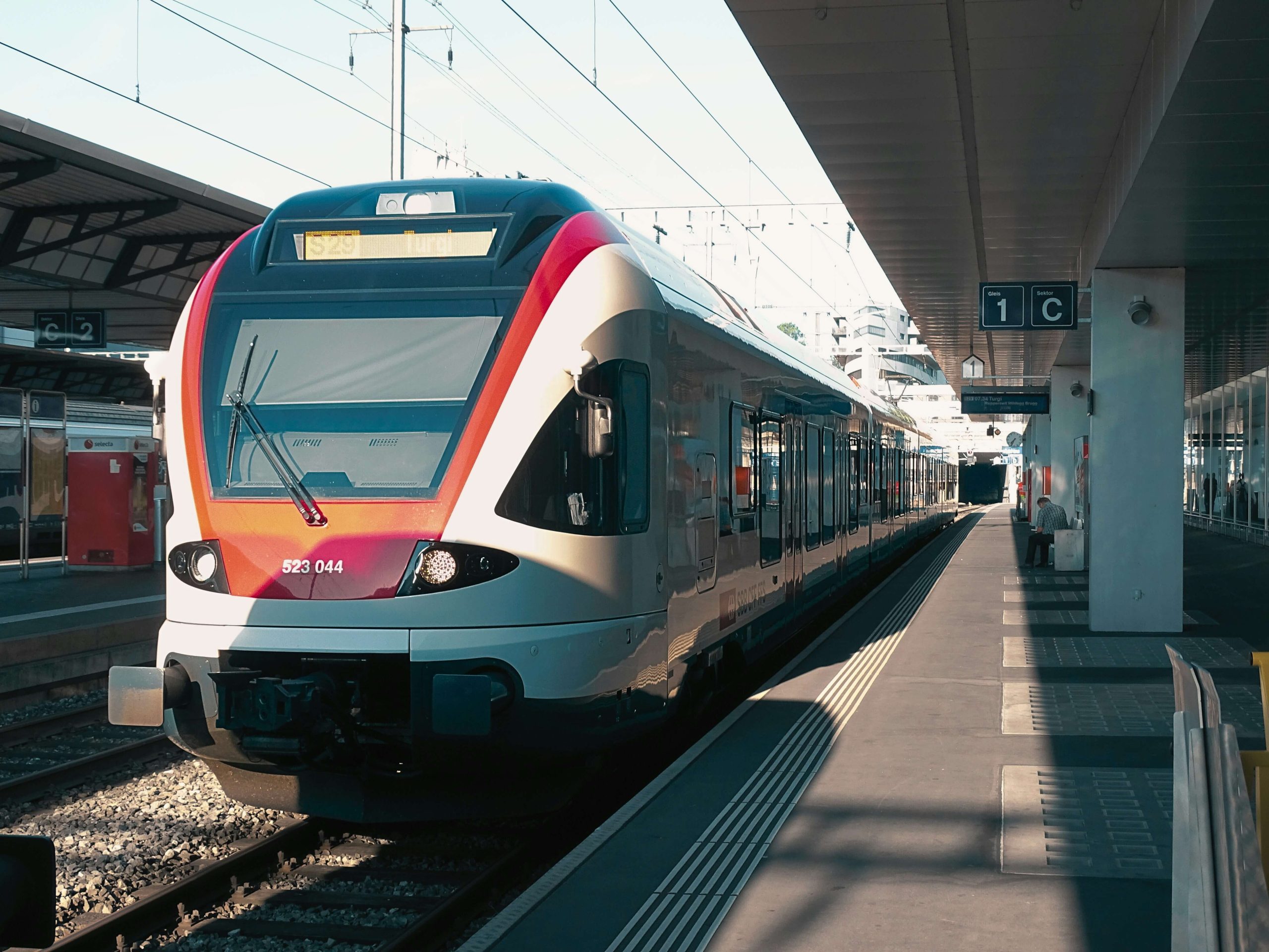 khushi-gandhi-OHXmo1Ro_j4-unsplash (1) train at station